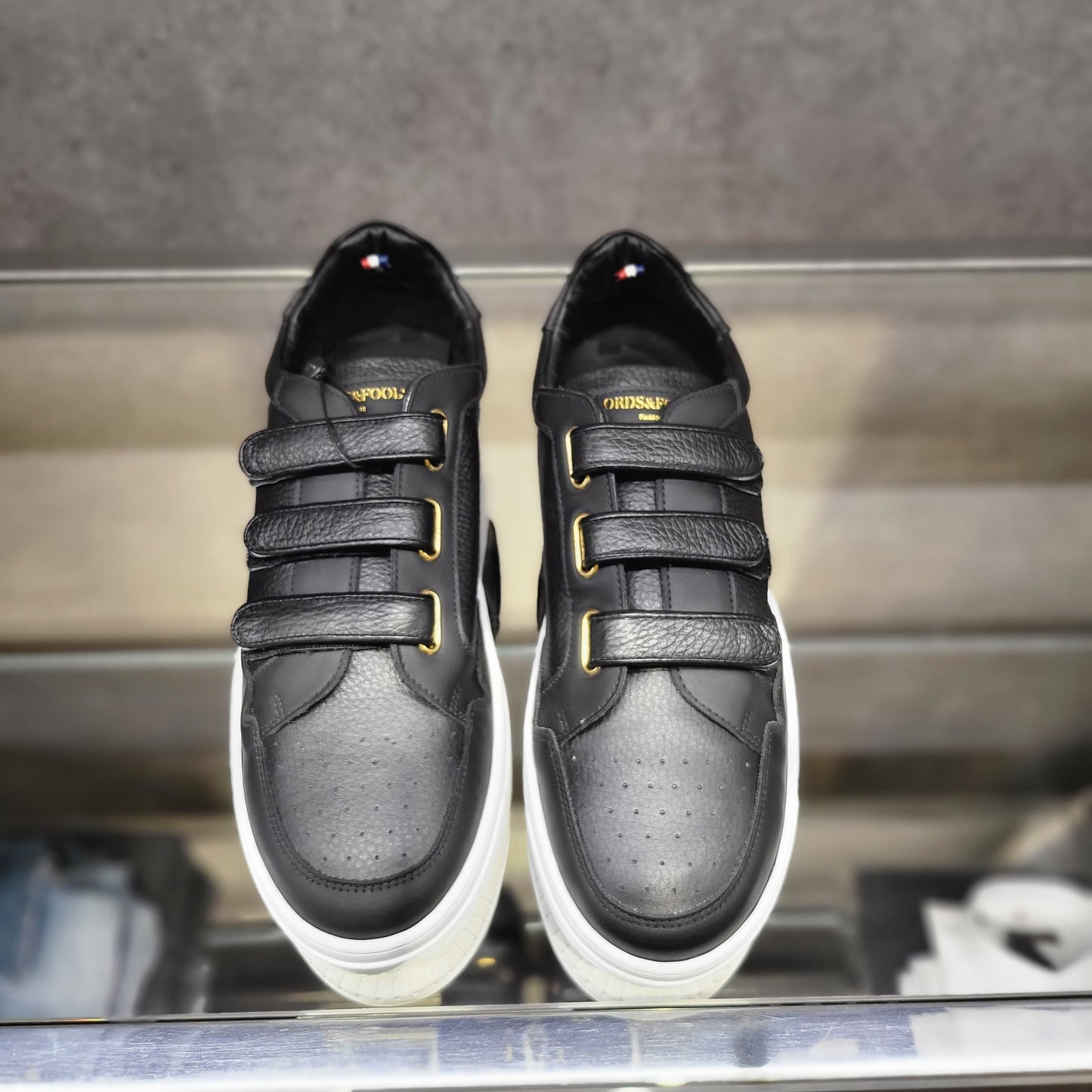 TRE SCHWARZE SNEAKERS 